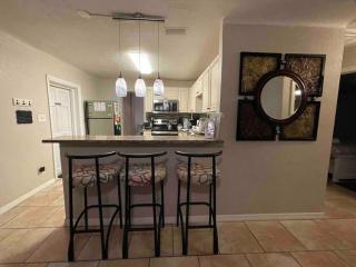 House few Minutes to Beach & Downtown St Pete - 2