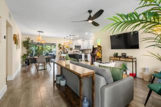 Tropical Getaway with Pool & Charming Backyard Sleeps 8 - Fort Lauderdale - 9