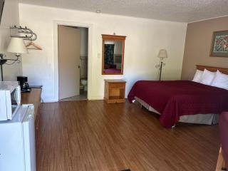 Redwood Arms Motel - 3