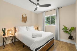 Tropical Getaway with Pool & Charming Backyard Sleeps 8 - Fort Lauderdale - 5
