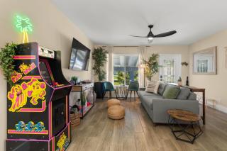 Tropical Getaway with Pool & Charming Backyard Sleeps 8 - Fort Lauderdale - 6