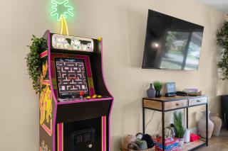 Tropical Getaway with Pool & Charming Backyard Sleeps 8 - Fort Lauderdale - 1