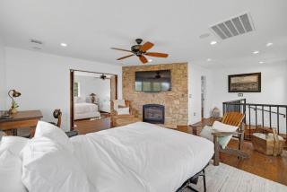 AustinTeton's Sunset Cliff Resort on Lake Travis - PRIVATE WEDDING, EVENT, HEATED POOL, BOAT DOCK - Austin - 9