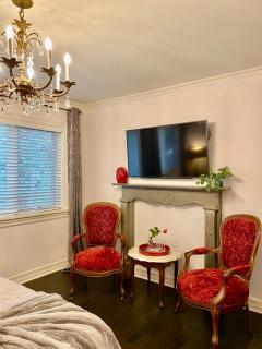Downtown Luxury Victorian Retreat - 4