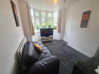 L & J Escapes - 8 Bedrooms suitable for Contractors and Families- Private parking available for 6 vehicles - Coseley - 9