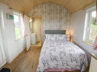 The Lazy Llama Farm Stay Shepherd Hut - Ballyshannon - 6