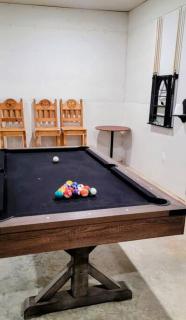 5th St Getaway w Sauna Hot tub Firepit & Game Room - 5