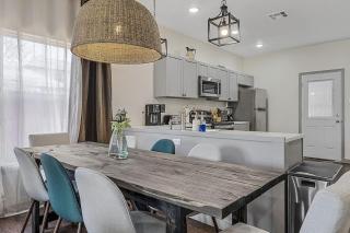 5th St Getaway w Sauna Hot tub Firepit & Game Room - Waco - 4