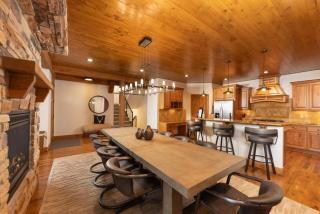 Warm and luxurious, spectacular views, all en-suites, hot tub, shuffle board, arcade machine!! - 6