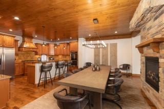 Warm and luxurious, spectacular views, all en-suites, hot tub, shuffle board, arcade machine!! - 5