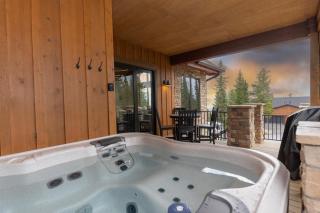 Warm and luxurious, spectacular views, all en-suites, hot tub, shuffle board, arcade machine!! - 2