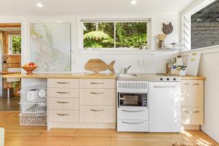 The Treehouse - Raglan Holiday Studio - Raglan - 6