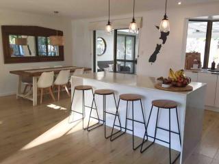 Modern Beach home with large private gardens - Sunrise Beach - 8
