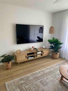 Modern Beach home with large private gardens - Sunrise Beach - 6