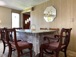 Entire Home in Buffalo - 6 Guests 3 Bedroom 1 Bath - Convenient Location - 25min to Niagara Falls - 2