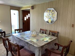 Entire Home in Buffalo - 6 Guests 3 Bedroom 1 Bath - Convenient Location - 25min to Niagara Falls - 1