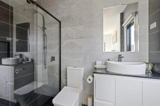 Island Family Retreat by Ready Set Stay - BYO Sheets and Towels - 3