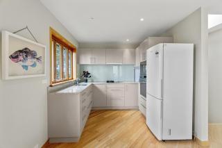 Beachside Luxury - Laingholm Holiday Apartment - 4