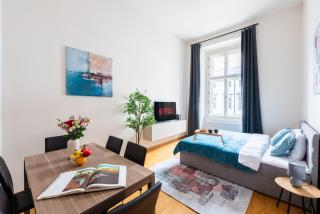 Spacious 3-bedrooms apartment near Karlin Square - Praga - 0