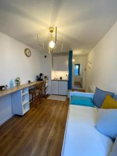 Studio confortable, équipé - 2min Caserne de Bonne - 6