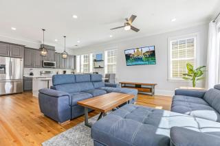Spacious 5BR Urban Retreat w Balcony & Pool - New Orleans - 3