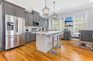 Spacious 5BR Urban Retreat w Balcony & Pool - New Orleans - 8