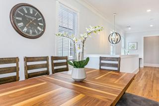 Spacious 5BR Urban Retreat w Balcony & Pool - New Orleans - 1