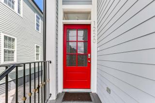 Spacious 5BR Urban Retreat w Balcony & Pool - New Orleans - 4