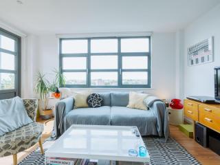 Central Location Flat near Old St and Dalston Overlooking Rosemary Park and Regents Canal - Pass the Keys - Londra - 2