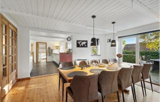 3 Bedroom Cozy Home In Løgstrup - Løgstrup - 9