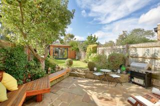 House - Sleeps 8 - Garden - Children's Play Area - 8
