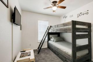 Cozy Mountain Town Farmhouse with Air Conditioning - Mountainaire - 8