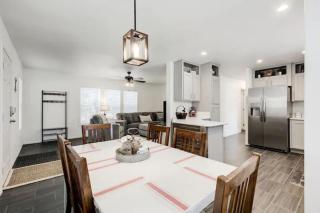 Cozy Mountain Town Farmhouse with Air Conditioning - Mountainaire - 4