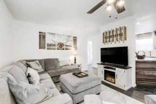 Cozy Mountain Town Farmhouse with Air Conditioning - Mountainaire - 1