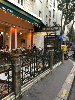 GuestHouse Familial pour 1 à 5 personnes de 42m2 accessible handic - Rez de Chaussée-Vues sur Rue et Patio Privé - Séjour,Chambre séparée,Cuisine,Salle de Bain,Lit double et 2 Canapé-lit - Entrée de la Rue Berzélius-5 minutes du Métro Brochant-Ligne13 - Parijs - 7