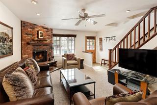 Alpenblick Unit 18, Spacious Remodeled Townhouse with Great Location - 8