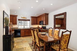 Alpenblick Unit 18, Spacious Remodeled Townhouse with Great Location - 6