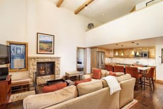 Fifth Avenue Unit 202, 2 Bedroom + Loft Condo, Huge Windows & Views. 2 Blocks to Skiing! - 8