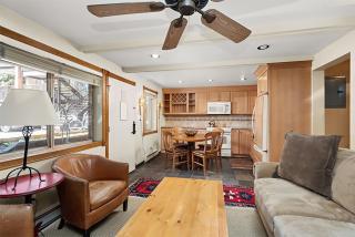 Silverglo Condominiums Unit 105, Cozy Condo Walking Distance to Town with Access to a Pool - 8