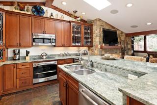 Fasching Haus Unit 5, Deluxe Condo with Great Natural Light & Amazing Location - 7