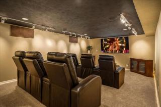 Theatrical Escape South Hill Home near Downtown - 8