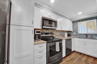 Regency Towers 1121 BR beachfront condo with majestic gulf views pools hot tub tiki bar and more - Panama City Beach - 3