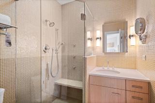 Independence Square 304, Stylish Hotel Room with Downtown Views & Great Location - 3