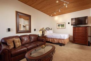 Independence Square Unit 306, Hotel Room with Large Sitting Area & Wet Bar - 7