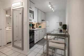 Walk to Beach! Full Kitchen and Pool - 3