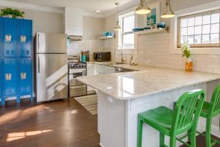 Bright St Petersburg Apartment, Walk to Downtown! - 9