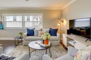 Bright St Petersburg Apartment, Walk to Downtown! - 4