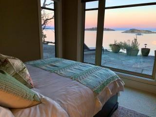 Waterfront Escape in Nanoose Bay with breakfast - 9