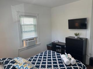 Cozy Private bedrooms Kitchen Wifi - Englewood - 1