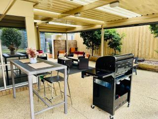 Ocean Breeze Family Getaway - Short drive to Beach & Adventure Park - 2